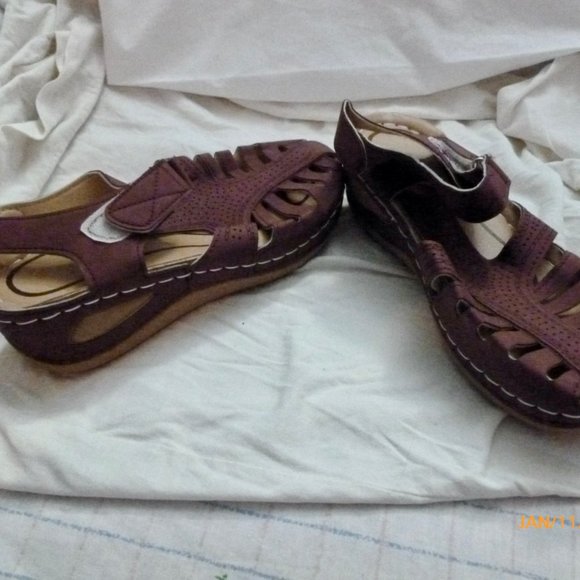 Janes Closet Maroon-colored Size 7 Sandal - Picture 2 of 3